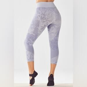 Fabletics Seamless Mid-Rise Floral Jaquard Capri Leggings